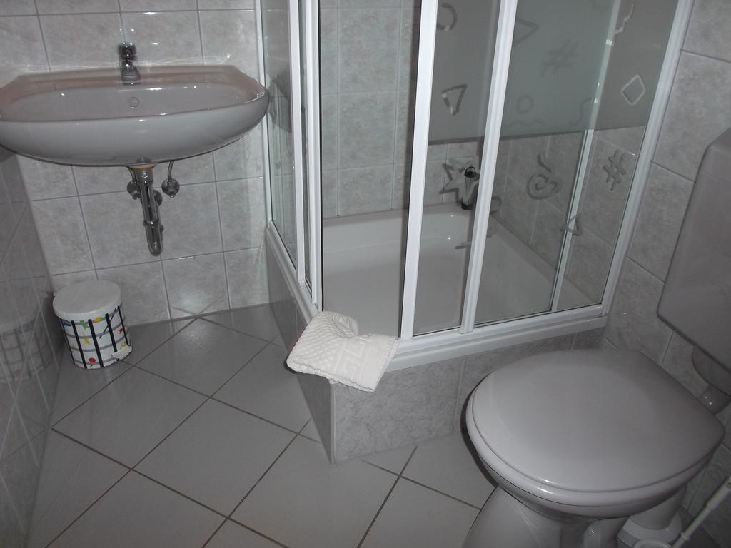 Gasthof Lindenkrug Broderstorf Екстериор снимка